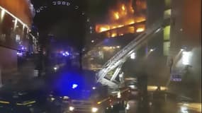 À Liverpool, un gigantesque incendie détruit près de 1.500 voitures