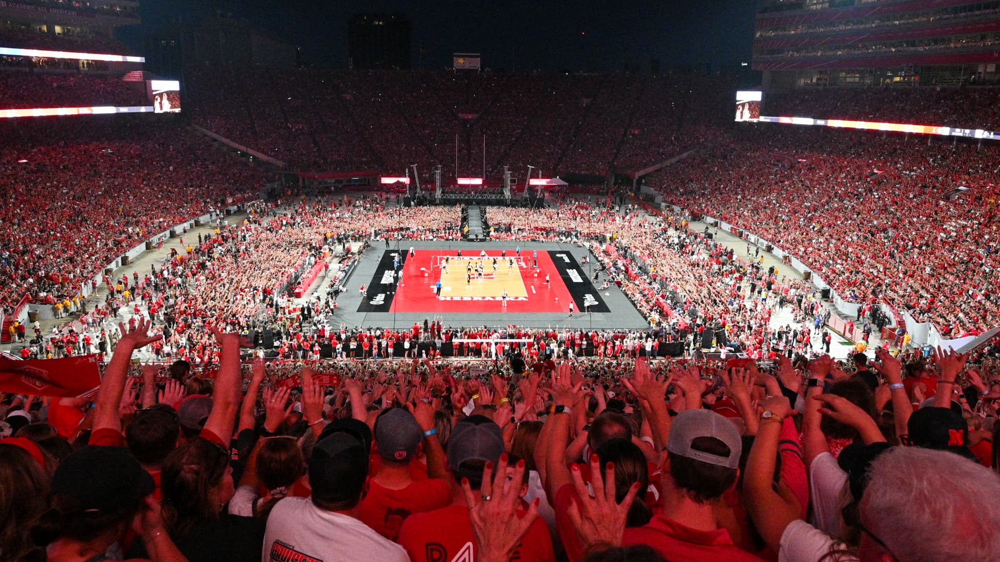 Record Attendance of 92,003 at Women’s University Volleyball Match in the United States