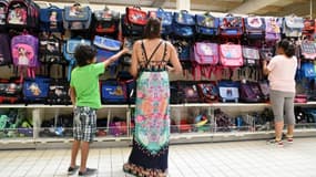 Une famille fait ses courses de rentrée dans un supermarché de Labège, en Haute-Garonne, le 20 août 2015