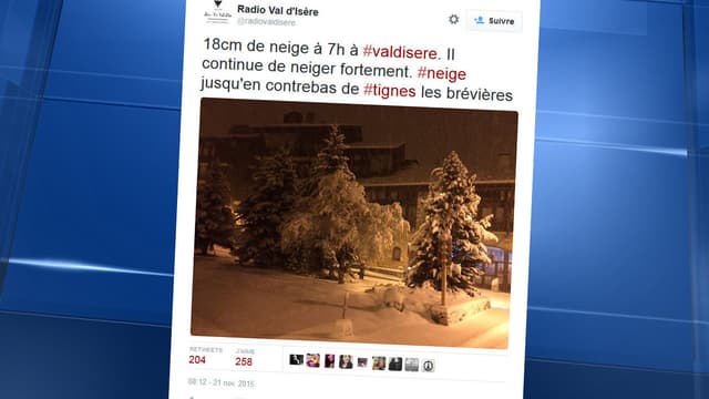 "18 cm de neige à 7h à Val d'Isère, il continue de neiger fortement", écrit Radio Val d'Isère sur son compte twitter ce samedi.