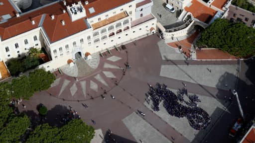 Devant le palace de Monaco, le 20 septembre, des personnes forment la figure d'un hippocampe, animal marin mais aussi l'une des premières structures cérébrales attaquées par la maladie d'Alzheimer.