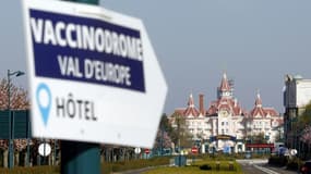 Une pancarte indiquant la direction d'un vaccinodrome à Chessy (Seine-et-Marne), à Disneyland, le 24 avril 2021