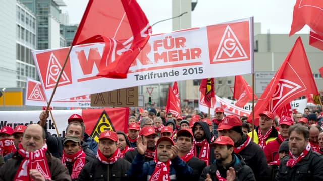 Le syndicat IG Metall lors d'une manifestation, lundi