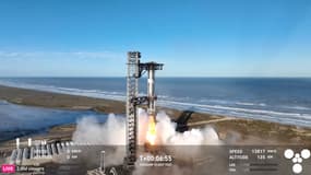Le propulseur nommé Super Heavy redescendu vers le pas de tir et a été immobilisé après l'envoi de la mégafusée Starship à Boca Chica Village (Texas) le 16 janvier 2025.
