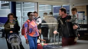 Des personnes évacuées du Niger arrivent à l'aéroport de Roissy-Charles de Gaulle, près de Paris, le 2 août 2023