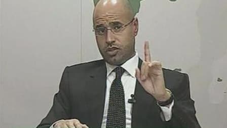 Saif al Islam, fils du dirigeant libyen Mouammar Kadhafi, a prévenu dans la nuit de dimanche les Libyens que son père se battrait jusqu'au bout et que l'armée maintiendrait l'ordre à n'importe quel prix, mais il a aussi promis des réformes. /Image diffusé