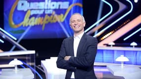 Samuel Etienne sur le plateau de "Questions pour un champion", sur France 3. 