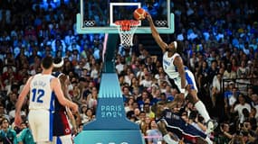 Guerschon Yabusele écrase un énorme dunk sur la tête de LeBron James lors du match France-USA en finale des JO de Paris (le 10/08/2024)