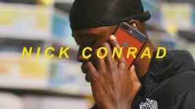 Nick Conrad dans son clip "Douce France", mis en ligne le 17 mai 2019 sur Youtube. 