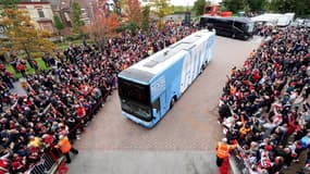 Le bus de Manchester City arrivant à Anfield