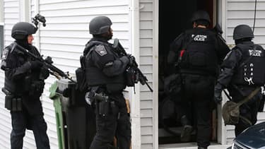 La police de Boston a encerclé le quartier de Watertown à la recherche du suspect toujours en fuite et fouille les maisons du quartier