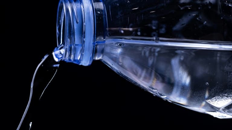 Le recours à des traitements interdits pour purifier les eaux minérales, reconnu lundi par le groupe Nestlé, est-il plus vaste? Cette pratique concernerait un tiers des marques en France, rapportent  Le Monde et Radio France