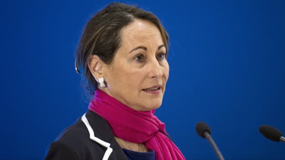 Dès son arrivée au Ministère de l'Ecologie, Ségolène Royal a fait part de sa volonté de remettre à plat l'ecotaxe. Dès son arrivée au Ministère de l'Ecologie, Ségolène Royal a fait part de sa volonté de remettre à plat l'ecotaxe.