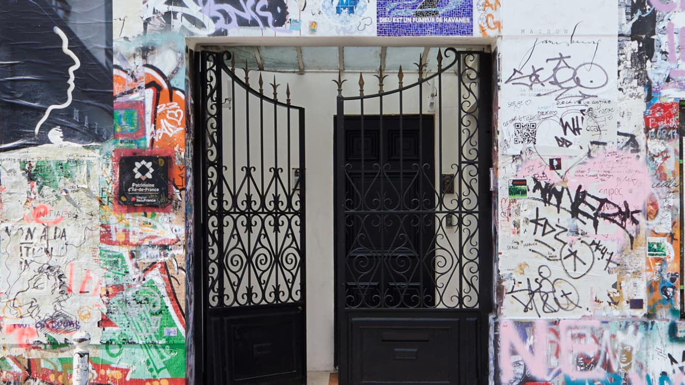 L'entrée de la maison de Serge Gainsbourg, au 5 bis rue de Verneuil à Paris. L'entrée de la maison de Serge Gainsbourg, au 5 bis rue de Verneuil à Paris.