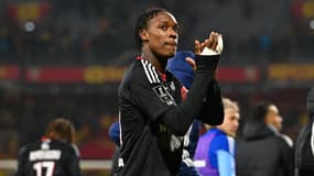 Emanuel Emegha en train d'applaudir les supporters après un match de Strasbourg, le 22 novembre 2025