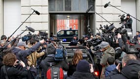 Le véhicule de Dominique Strauss-Kahn assailli par les médias à son arrivée à Lille.
