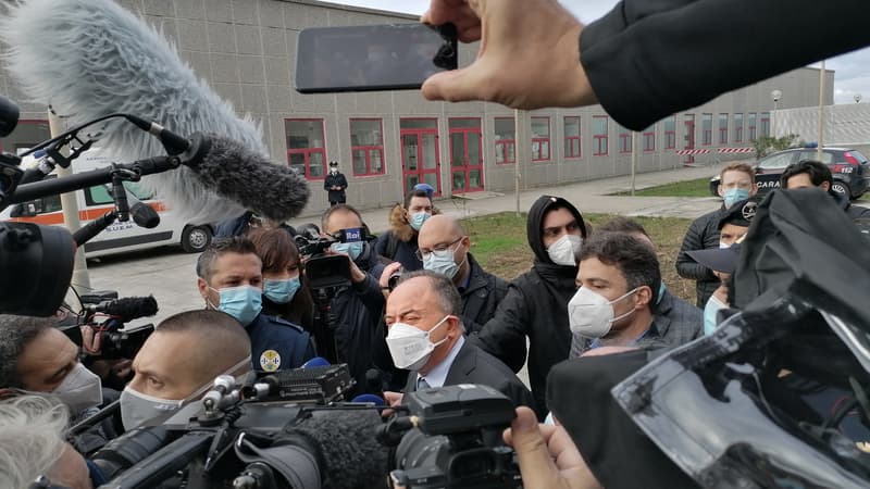 Le procureur anti-mafia italien Nicola Gratteri est entouré de cameramen et de journalistes pour l'ouverture du maxi-procès de la 'Ndrangheta à Lamezia Terme, en Calabre, le 13 janvier 2021 .
