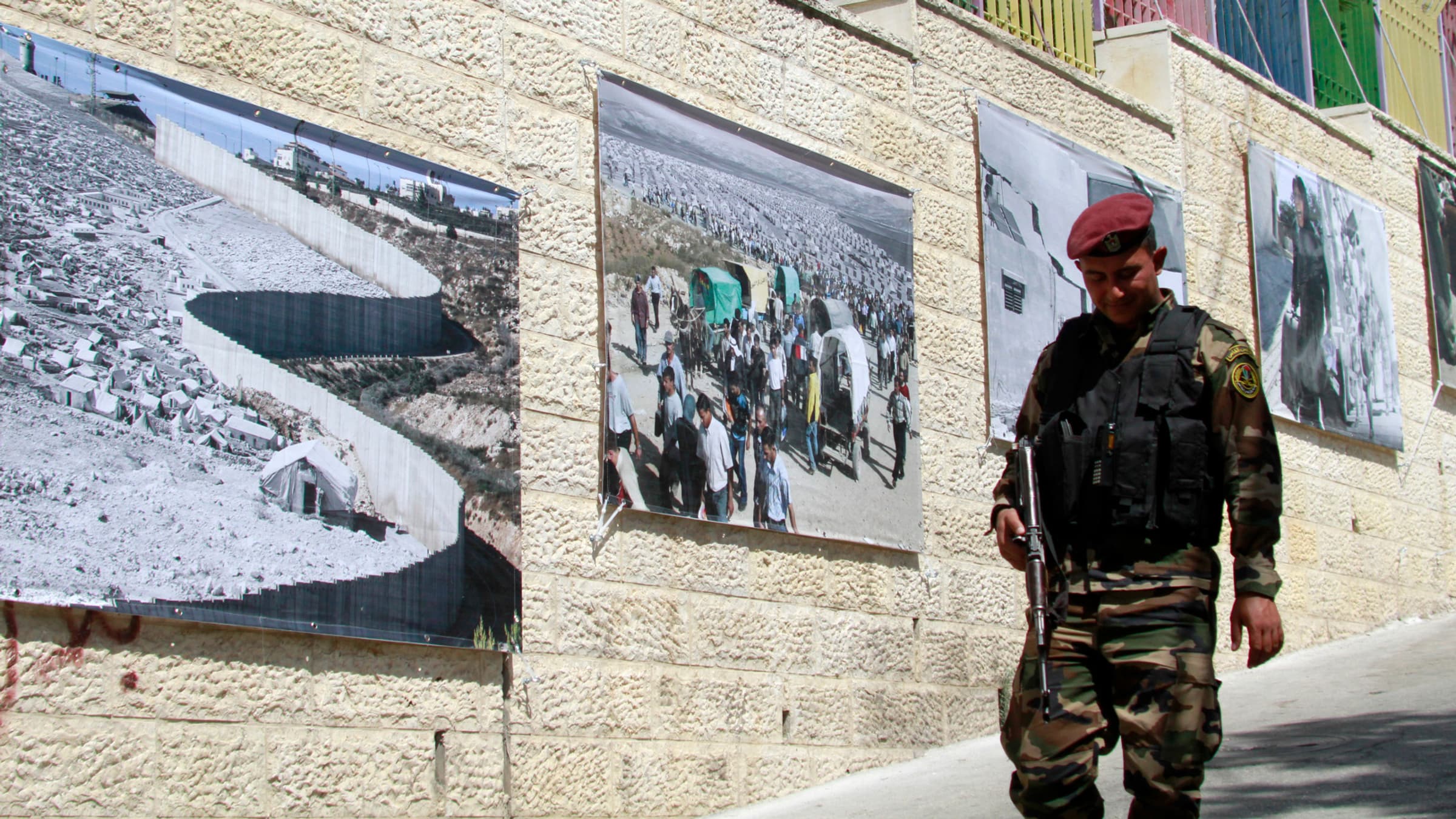 Un membre des forces de sécurité palestiniennes dans les rues de Bethléem, le 23 mai, à proximité du camp de réfugiés que visitera le pape François.