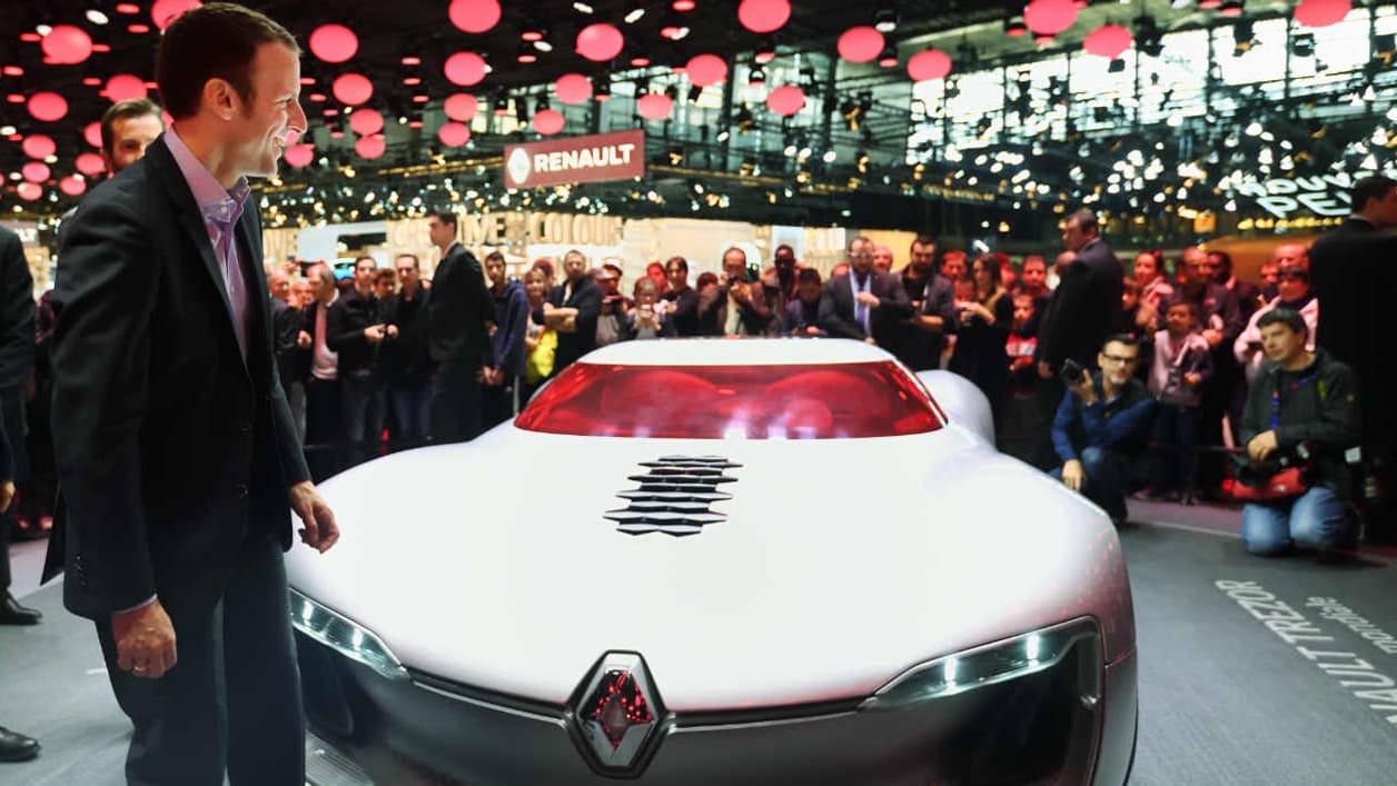 Emmanuel Macron au Mondial de l'Automobile, sur le stand Renault, devant le concept TreZor.