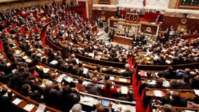 Jean-Marc Ayrault au micro, Claude Bartolone au "perchoir" et la droite sur les bancs de l'opposition ont inauguré mercredi dans un climat tendu leur nouveau rôle, lors de la première séance de questions d'actualité du quinquennat à l'Assemblée nationale.