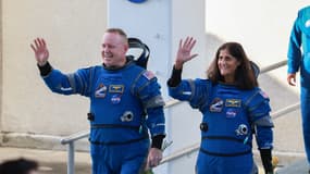 Butch Wilmore et Suni Williams se dirigent vers le vaisseau spatial Starliner de Boeing pour le test de vol en direction de la Station spatiale internationale, le 5 juin 2024 à Cap Canaveral, en Floride. 