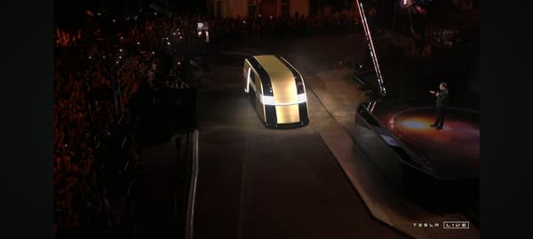 Le Robovan lors du show "We, Robot" de Tesla.