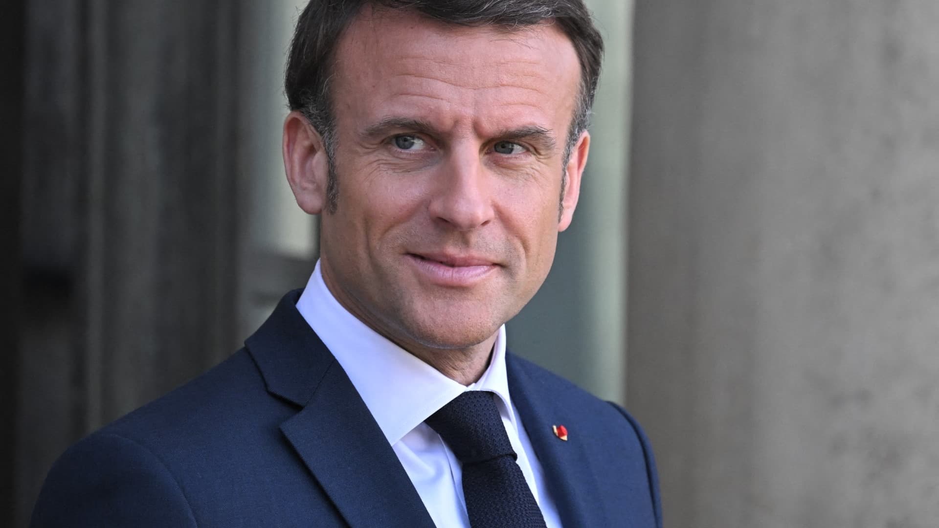Macron groet de twee Fransen die “als ware helden handelden”