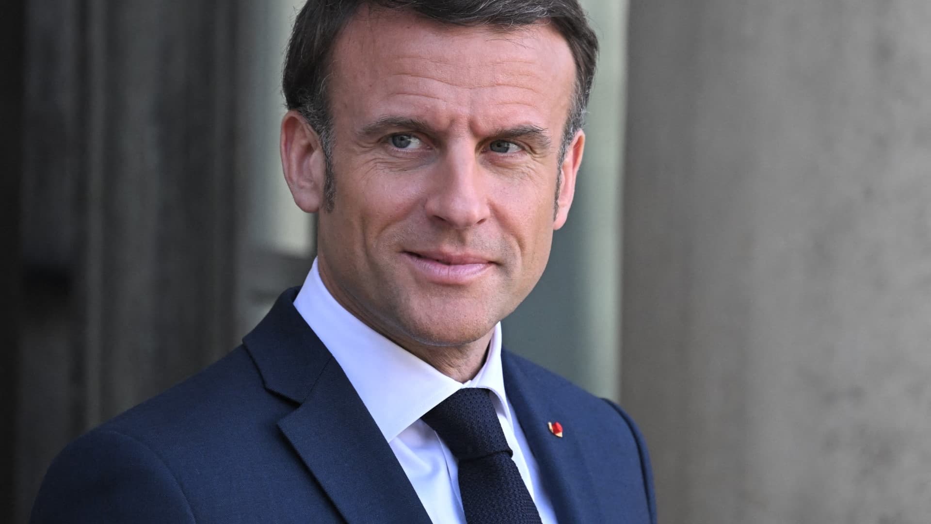 Macron salutes the two French people who "acted like true heroes"