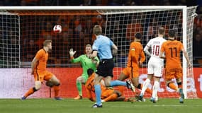 Le Danois Christian Eriksen marque un but en pleine lucarne contre les Pays-Bas, lors de leur match amical, le 26 mars 2022 à la Johaan-Cruijff ArenA à Amsterdam