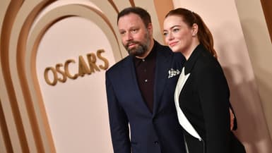 Le réalisateur Yorgos Lanthimos et l'actrice Emma Stone le 12 février 2024 lors du déjeuner des nommés aux Oscars
