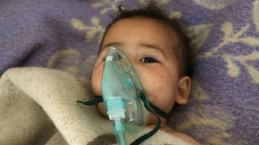 Un bébé syrien est soigné après une attaque au gaz toxique du gouvernement sur la ville rebelle de Khan Cheikhoun, dans la région d'Idleb, le 4 avril 2017 Un bébé syrien est soigné après une attaque au gaz toxique du gouvernement sur la ville rebelle de Khan Cheikhoun, dans la région d'Idleb, le 4 avril 2017