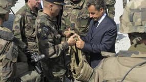 Nicolas Sarkozy sur la base de Tora, en Afghanistan, mardi dernier. Le président a convoqué ce jeudi un conseil pour réorganiser les conditions de sécurité des forces françaises en Afghanistan après la mort, mercredi matin de cinq soldats dans un attentat