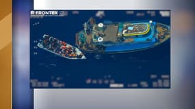 Frontex a filmé le transfert de migrants depuis un bateau sur une embarcation en bois. 