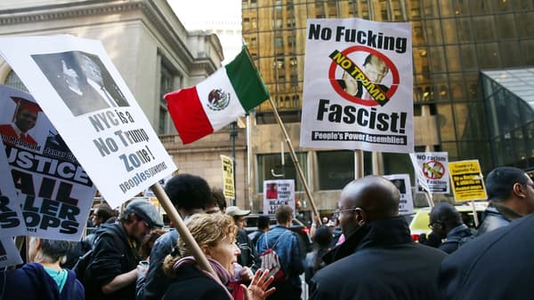 Des manifestants anti-Trump, le 14 avril, à New York, devant un immeuble où se tient un gala du Parti républicain. 