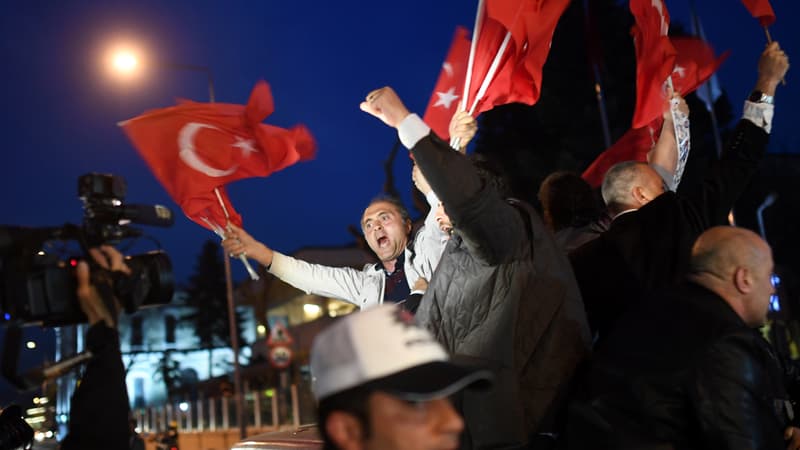 Des partisans du "oui" célèbrent la victoire, le 16 avril au soir, à Istanbul.