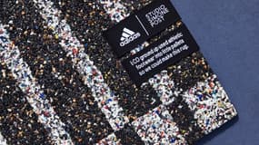 Un tapis Adidas en recyclant des chaussures 