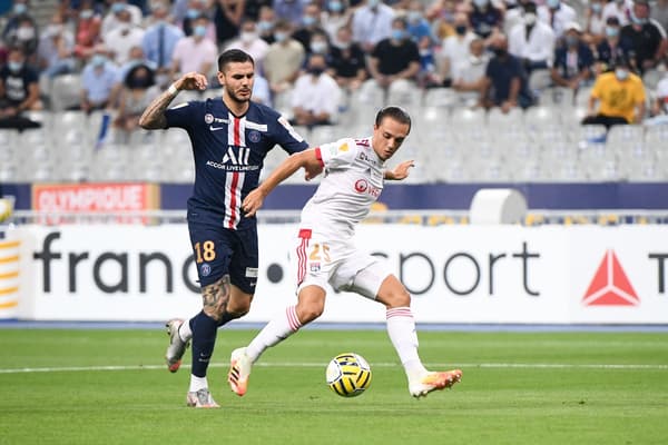 Maxence Craquet gratte un ballon à Mauro Icardi lors de la finale de la Coupe de la Ligue entre l'OL et le PSG en août 2020