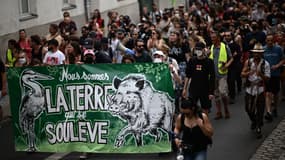 Des manifestants issus du mouvement "Les Soulèvements de la Terre" à Nantes en 2023 pour protester contre l'avis de dissolution du gouvernement