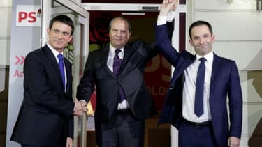 Jean-Christophe Cambadelis entre Manuel Valls et Benoît Hamon au soir du second tour de la primaire socialiste élargie le 29 janvier 2017 à Paris