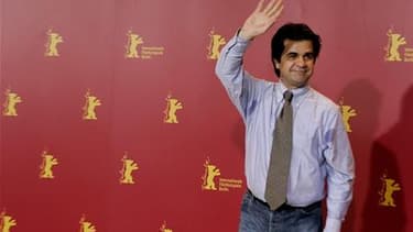 Jafar Panahi au Festival de Berlin. Bernard Kouchner et Frédéric Mitterrand ont lancé un appel en faveur de la libération du cinéaste iranien de 49 ans, emprisonné dans son pays. /Photo d'archives/REUTERS/Arnd Wiegmann