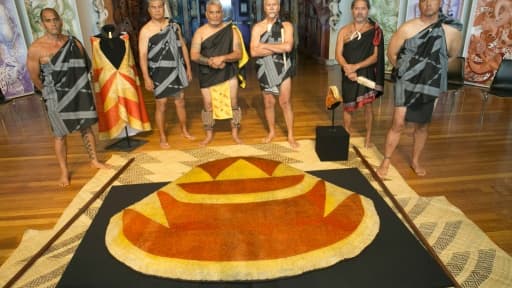 Photo prise le 11 mars 2016 et fournie par le musée national néo-zélandais Te Papa à Wellington montrant une cape ('ahu 'ula) et un couvre-chef (mahiole) en plumes offerts au Capitaine Cook en 1779