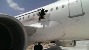 Le trou dans la carlingue de l'avion qui a du se poser en urgence à Mogadiscio.
