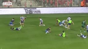 Des joueurs font un ventriglisse après l'arrêt de leur match amical