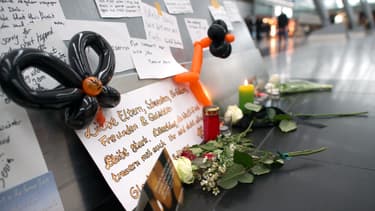 Des messages et des fleurs déposés à l'aéroport de Dusseldorf, en Allemagne, où était censé atterrir l'A320, mardi.