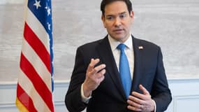 Le secrétaire d'État américain Marco Rubio s'adresse aux médias lors d'une escale de ravitaillement à l'aéroport de Shannon, en Irlande, le 12 mars 2025. Photo d'illustration