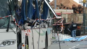 Le bus scolaire a été heurté de plein fouet par la ridelle du camion-benne.