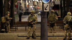 Des militaires stationnent à Saint-Denis pendant l'assaut contre un groupe de terroristes retranchés un immeuble du centre ville.