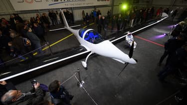 Présenté à la presse le 7 décembre 2016, l'avion solar SolarStratos effectuera ses premiers vols tests au cours de l'été 2017.