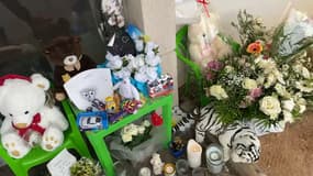 Les voisins de la famille veulent rendre un dernier hommage au petit garçon.