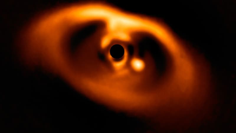 La tache brillante à droite de l'étoile naine PDS 70 est une planète en formation.